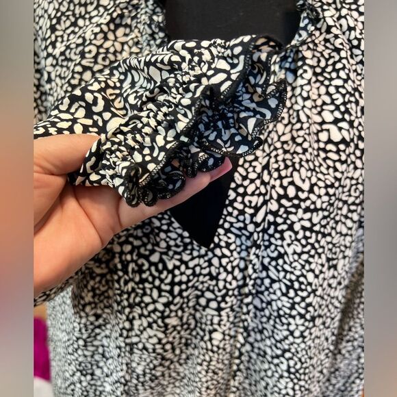✔️SHOW ME YOUR MUMU Black White Monochrome Pattern Ruffle Collar Blouse Sm Med - Picture 7 of 7